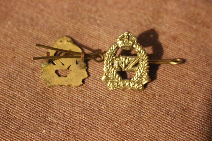 WW1 New Zealand Onward collar badges set - Corps Sutler